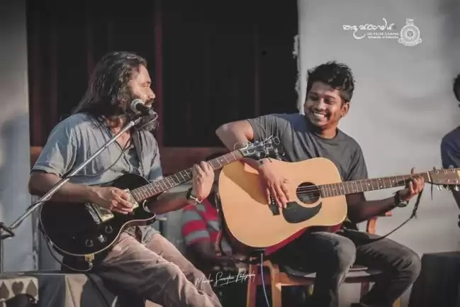 ගිටාරය හරියට ඉගෙනගන්න Learn Guitar The Right Way With Expert Guidance!