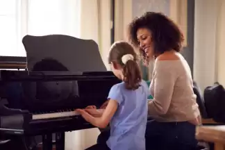 Home visit individual piano/organ music classes conducted by professional lady teacher